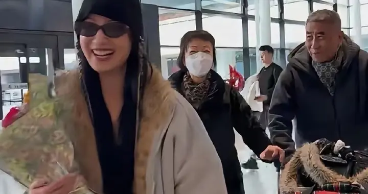 港星郑希怡2月8号带着女儿回了老家上海过年，她爸妈在机场接机