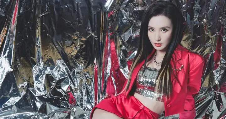 张萌，红色超短套装，露小蛮腰，挑战辣妹风，电力十足