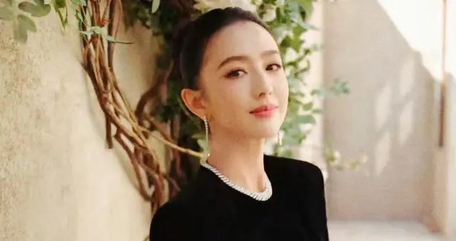 佟丽娅的脚部照片引发热议