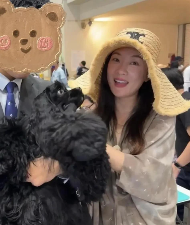 霍思燕抹胸亮相活动！网友辣评：这裙子是“胸”器还是“肚”器？