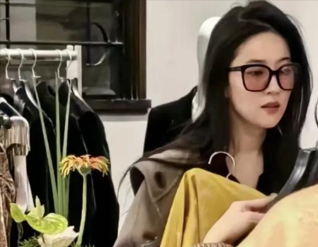 豪气！刘亦菲被曝现身上海买了34件衣服，比上镜瘦一圈，美貌暴击