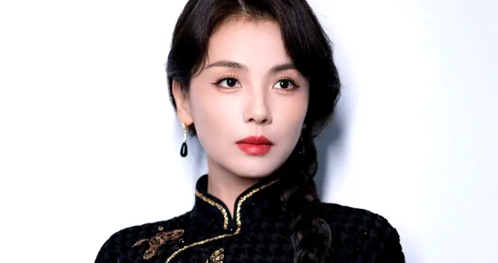 刘涛黑色金绣旗袍造型，麻花辫搭配复古配饰，典雅韵味十足