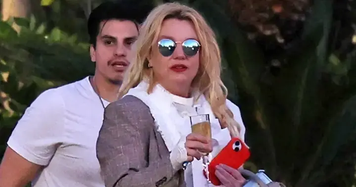 “小甜甜”布兰妮久违露面，手拿香槟小肚腩抢眼，43岁状态引热议