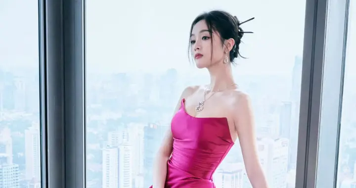 吴宣仪这身玫红礼裙造型，你打几分？