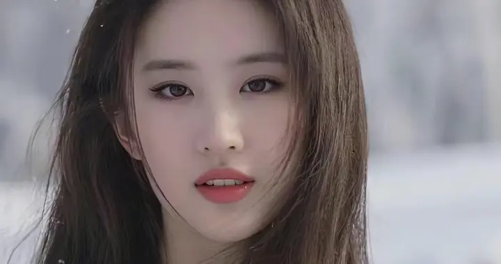 刘亦菲抛弃仙女裙穿皮衣，这才是女星该有的酷飒模样