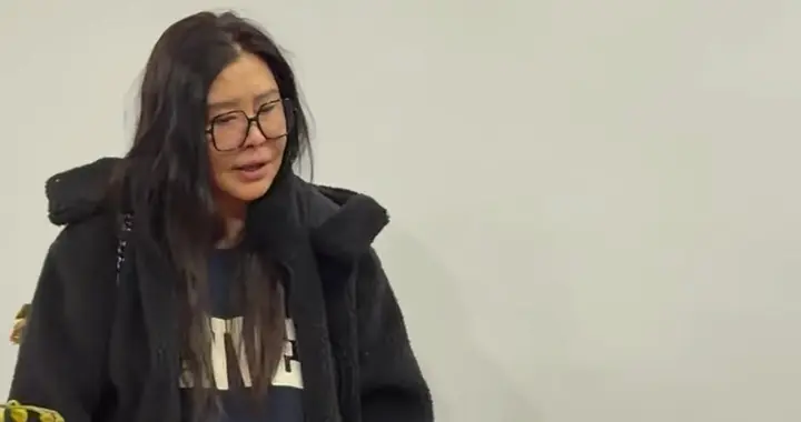 58岁王祖贤旧金山会友，素颜脸肿头发乱如枯草，虎背熊腰撞脸倪萍