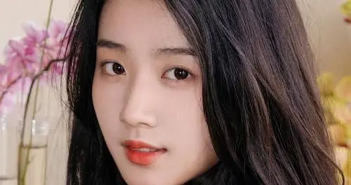 卢昱晓红毯造型起波澜：工作室失误，舆论理性呼吁