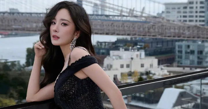 杨幂身负“月光羽翼”惊艳维密！暗黑魅魔造型引爆全球二创热潮