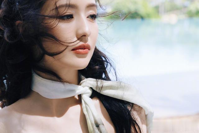 佟丽娅海边美照刷屏，穿搭妆造亮点全解析