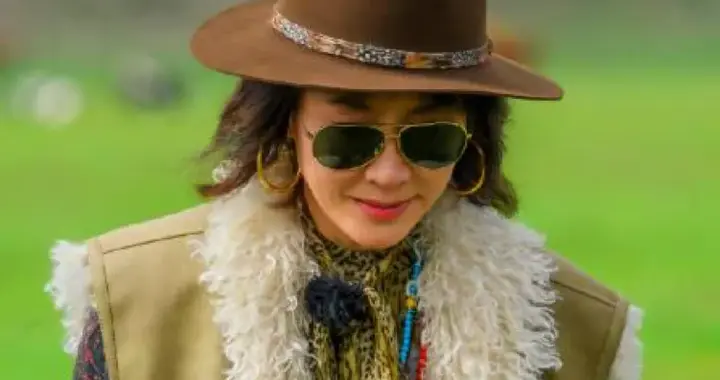 刘嘉玲越老越时髦！穿印花裙+麂皮马甲+靴子，洋气又高级！