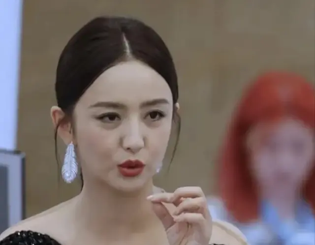 佟丽娅贴脸生图曝光，本人近照显老态，皮肤褶皱、黑眼圈太明显