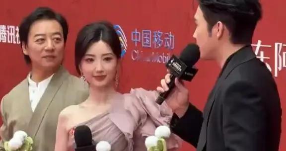 张彬彬帮毛晓彤提裙子被打手，网友：这是提裙子，不是掀裙子