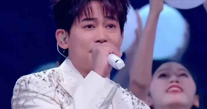 《夜空中最亮的星》跑调后续： 苏醒曾比特用实力自证，江信熹认错