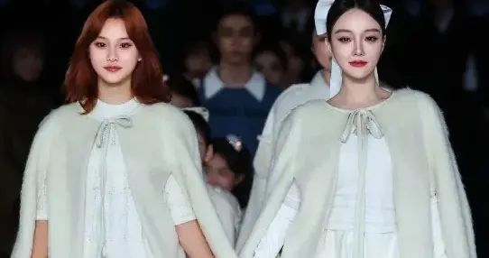 李小璐携甜馨走秀，李小璐一身公主穿搭，网友:母女俩造型穿反了