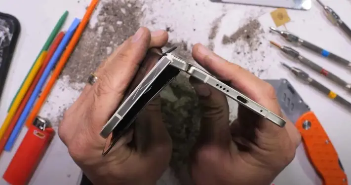 iPhone Air躺贏，谷歌Pixel 10 Pro Fold暴力測試中著火