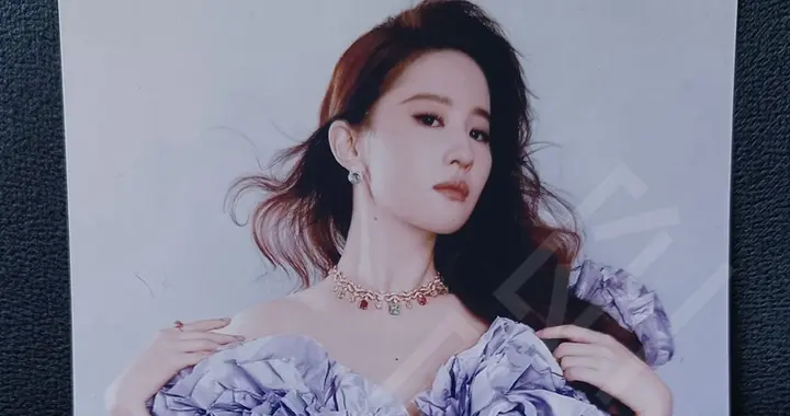 刘亦菲巴黎签售现场循环“签完你的签你的”，顶流宠粉卷疯内娱
