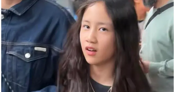 黄磊孙莉二女儿黄少艾现身北京环球影城，打扮洋气，好漂亮。