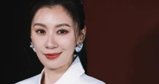 贾静雯助阵城士非遗，蓝白职场风长裙，尽显东方女性韵味