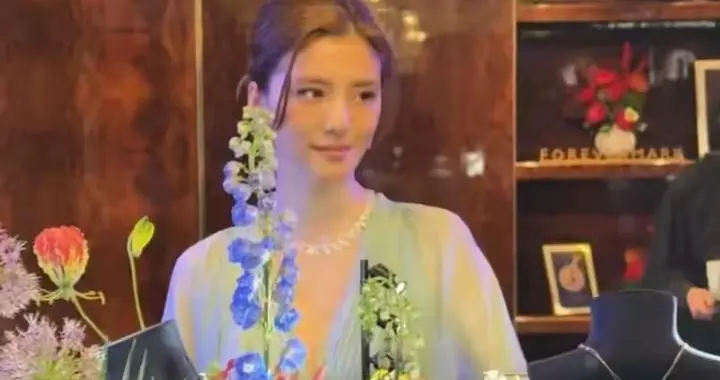 吴千语现身沈阳，绿色长裙直接封神，整条街的颜值都被她拉高了