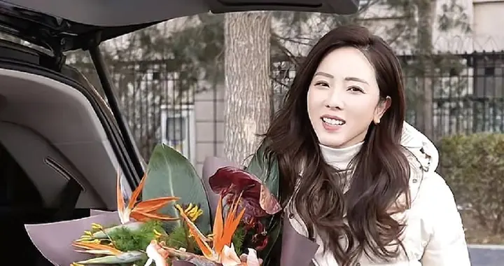 李思思开着奔驰车去拜访恩师，非常讲究细节，老师身份地位不一般