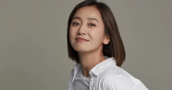 她是北电校花，一路有贵人相助，35岁嫁星二代，37岁一声怒吼成名