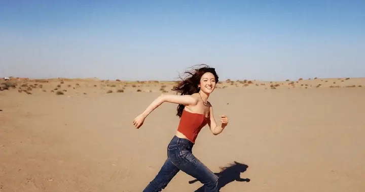 李兰迪晒26岁庆生照！沙漠追风热辣超美出圈，网友直呼太像巩俐了