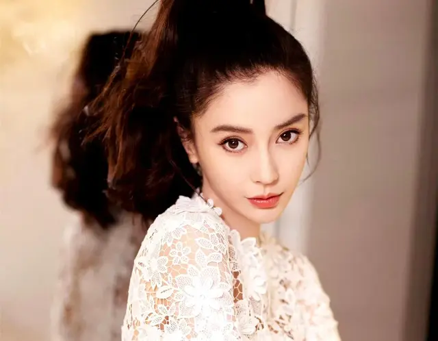 baby杨颖扎高马尾，身穿白色蕾丝连衣裙，纤细美腿，还是那么美