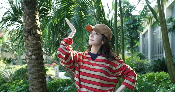 杨幂立春营业了，身穿黑白条纹长袖，身处葱绿绿植下，春意盎然