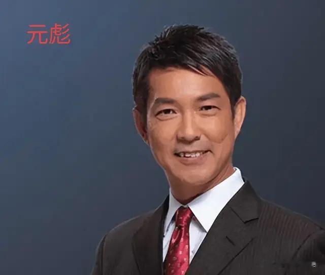 68岁元彪街边啃鸡腿，抽雪茄穿拖鞋，网友：这老头当年打十个成龙