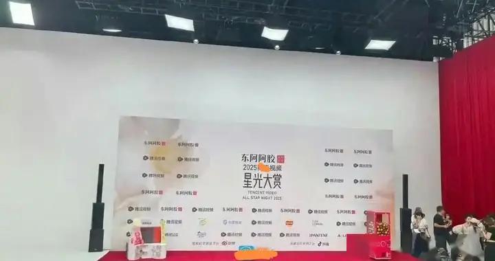 这一夜宋佳像猛虎下山！穿旗袍美到脚趾尖完全不顾倪妮赵露思死活