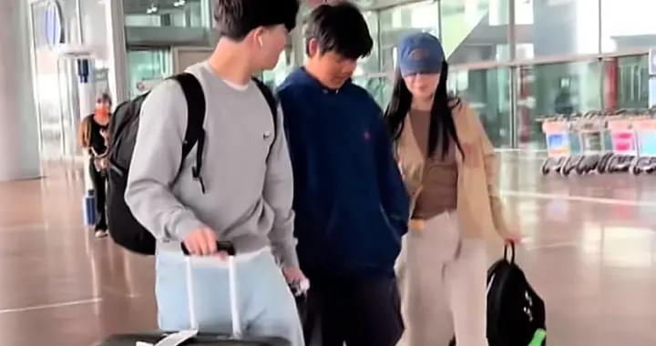 胡可接俩娃回国！14岁安吉扛行李超懂事，胡可帮小儿子拎包太宠溺