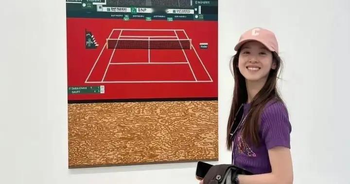 33岁章泽天去参观洛杉矶一位艺术家的工作室，她的穿衣打扮好少女