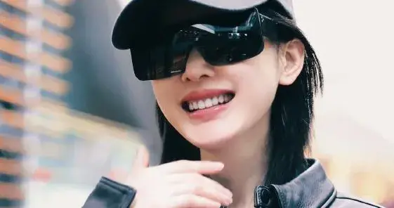 张天爱机场私服真时髦！黑色皮衣+小黑裙+棒球帽，简约又高级！