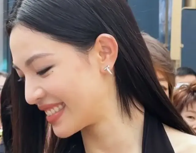 钟楚曦一袭开胸长裙衣袂飘飘真空现身武汉