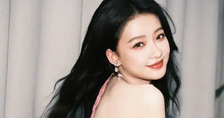 孙怡好甜美，淡粉色吊带裙，少女感十足