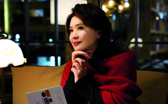 她出道即巅峰，挤走导演原配夫人，上位后却没坐稳，68岁仍单身！