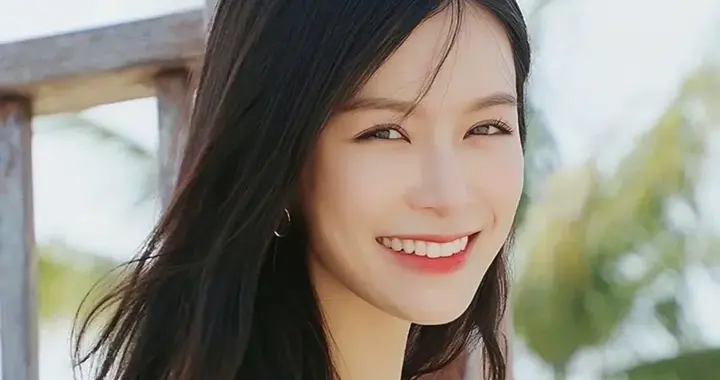 文咏珊写真鉴赏｜露肩白纱裙，气质拿捏了