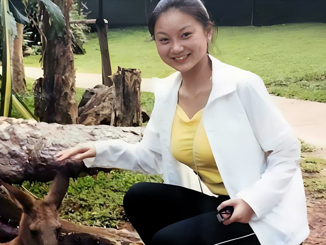 巴黎舞会上，陈婷“太美”了，张艺谋蹲下来给媳妇拍照停不下来