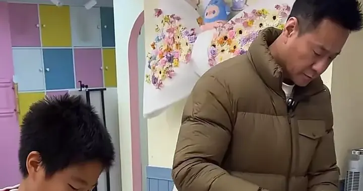 连奕名为老婆杨若兮过46岁生日，杨若兮素颜照曝光，脸肿到不敢信