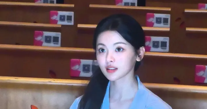 杨超越｜厉害的面部平整度…不管是路人偶遇还是他人合影都好出众