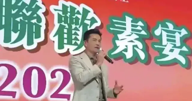 70岁的年龄40岁的面容！69岁吕良伟养老院探望老人被认成小伙