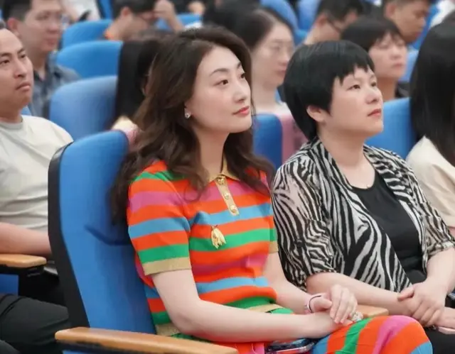 宗馥莉穿Gucci参加职代会，她烫了卷发，人也瘦了，她挺漂亮的！