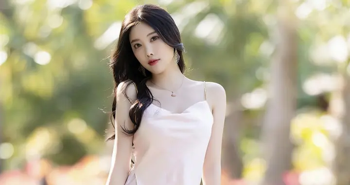 杨晨晨走路姿态优雅，天生自信魅力足，一举一动皆动人