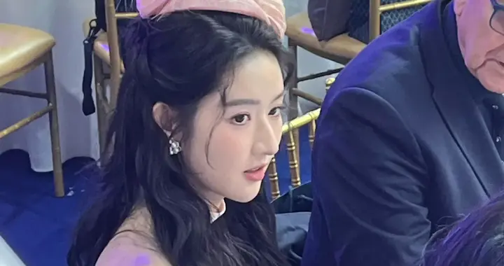 王玉雯这个角度好美，旁边的老头是谁？