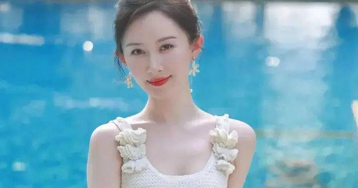 舒畅：远山含黛凝仙姿，一颦一笑皆风华