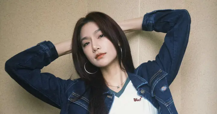 曾可妮性感露脐装