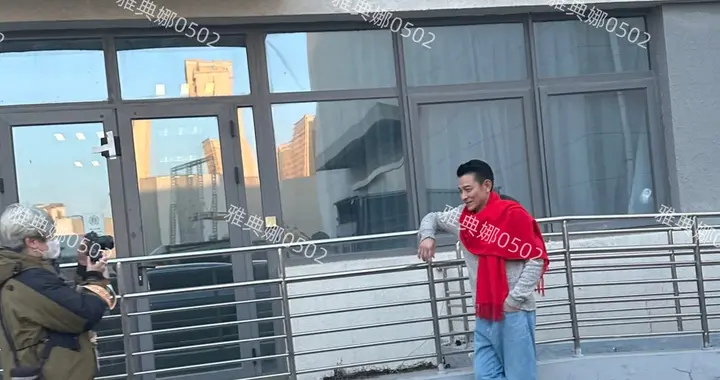 青岛街头偶遇刘德华本人好年轻，64岁看起来像40岁大红围巾很喜庆