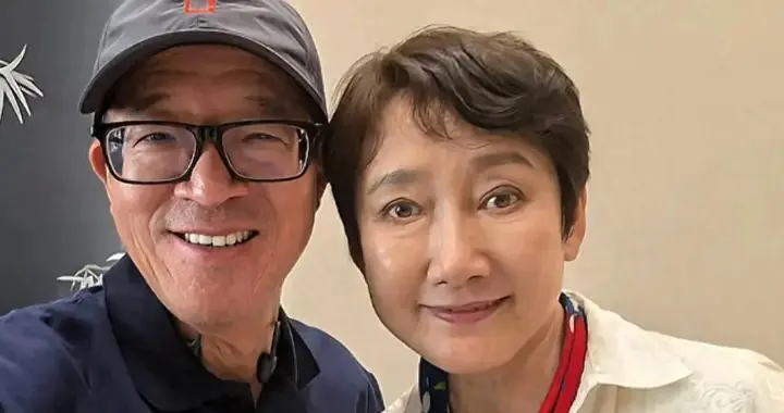 64岁成方圆罕见露面，自然老去状态引热议，但气质依旧！