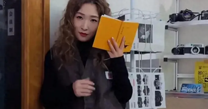 刘诗雯染金发 烫了心心念念好久的羊毛卷 大红唇配法式复古裙 好漂亮