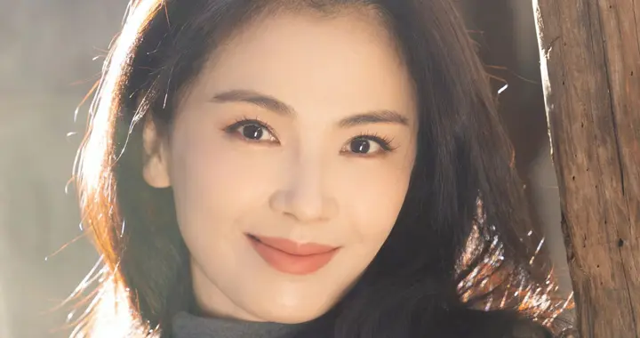 刘涛分享最新美照，黑皮衣配微卷长发，美得好耀眼